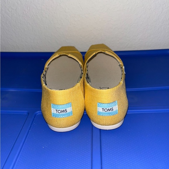 TOMS brand new with the box. Women’s 7.5. Open to offers! - Picture 4 of 4